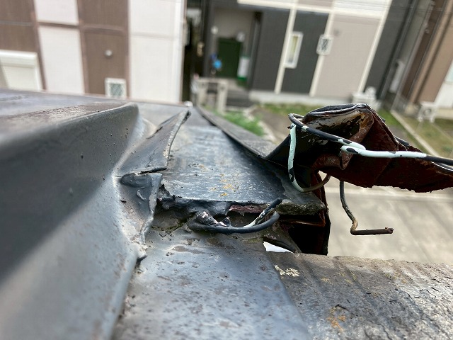 サビて浮き上がった金物